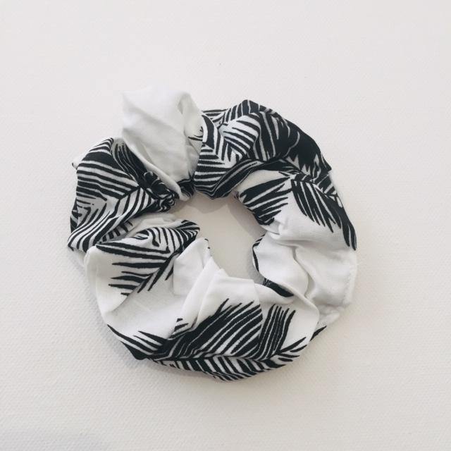 Island white and black scrunchie - Zees Fashion