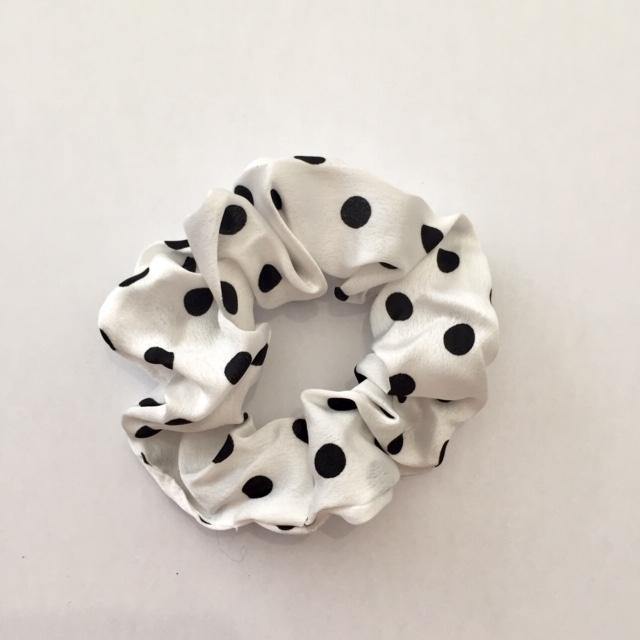 Black dots on white scrunchie - Zees Fashion