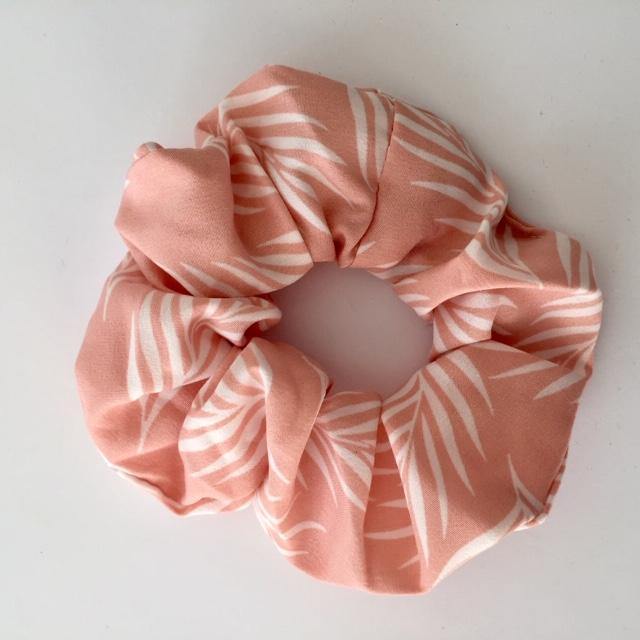 Island pink and white scrunchie - Zees Fashion