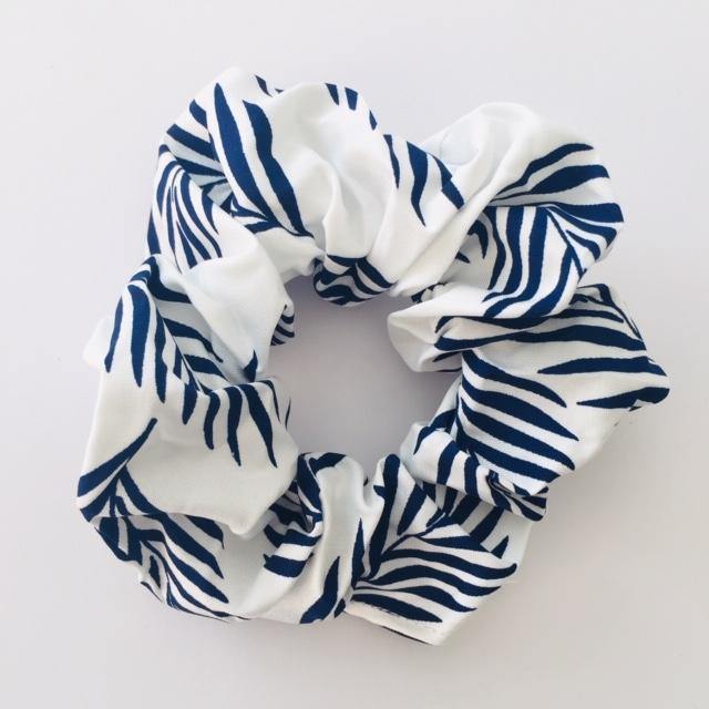 Island white and navy scrunchie - Zees Fashion